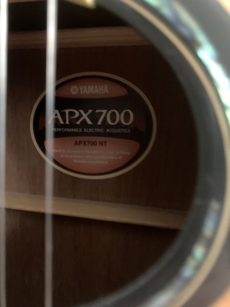 Продам электроакустическую гитару Yamaha APX 700
