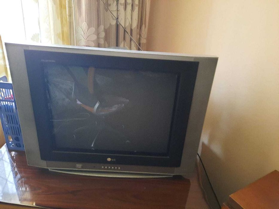 Продаю телевизор LG 24" — отличное состояние!