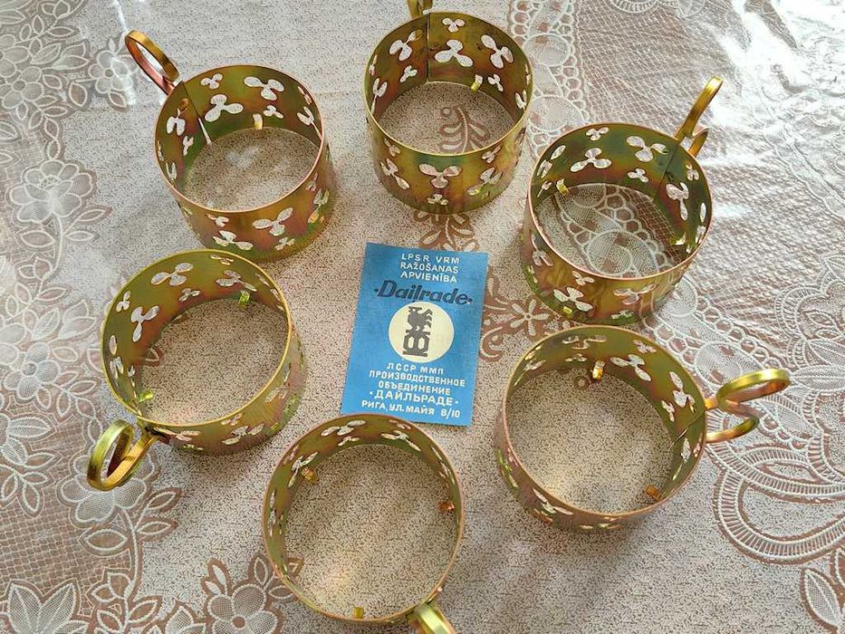 Изящни метални стойки за чаши