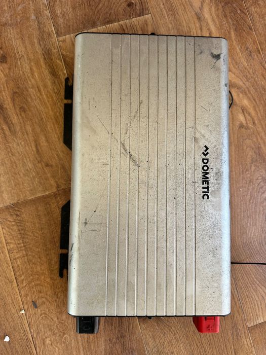 Инвертор 12/220v 2000W употребяван