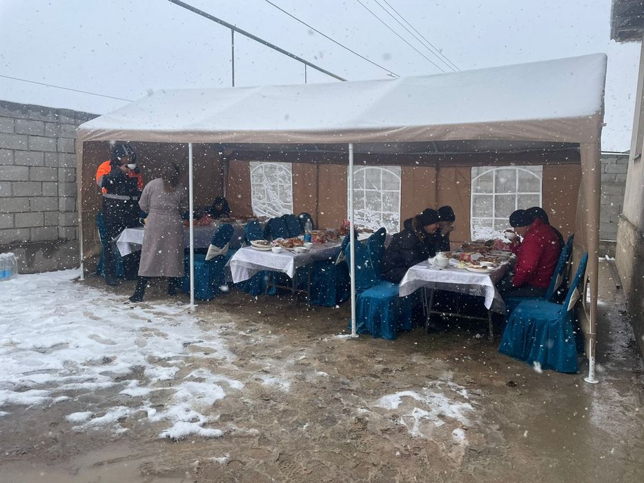 Прокат посуды и столов и навесов с доставкой.