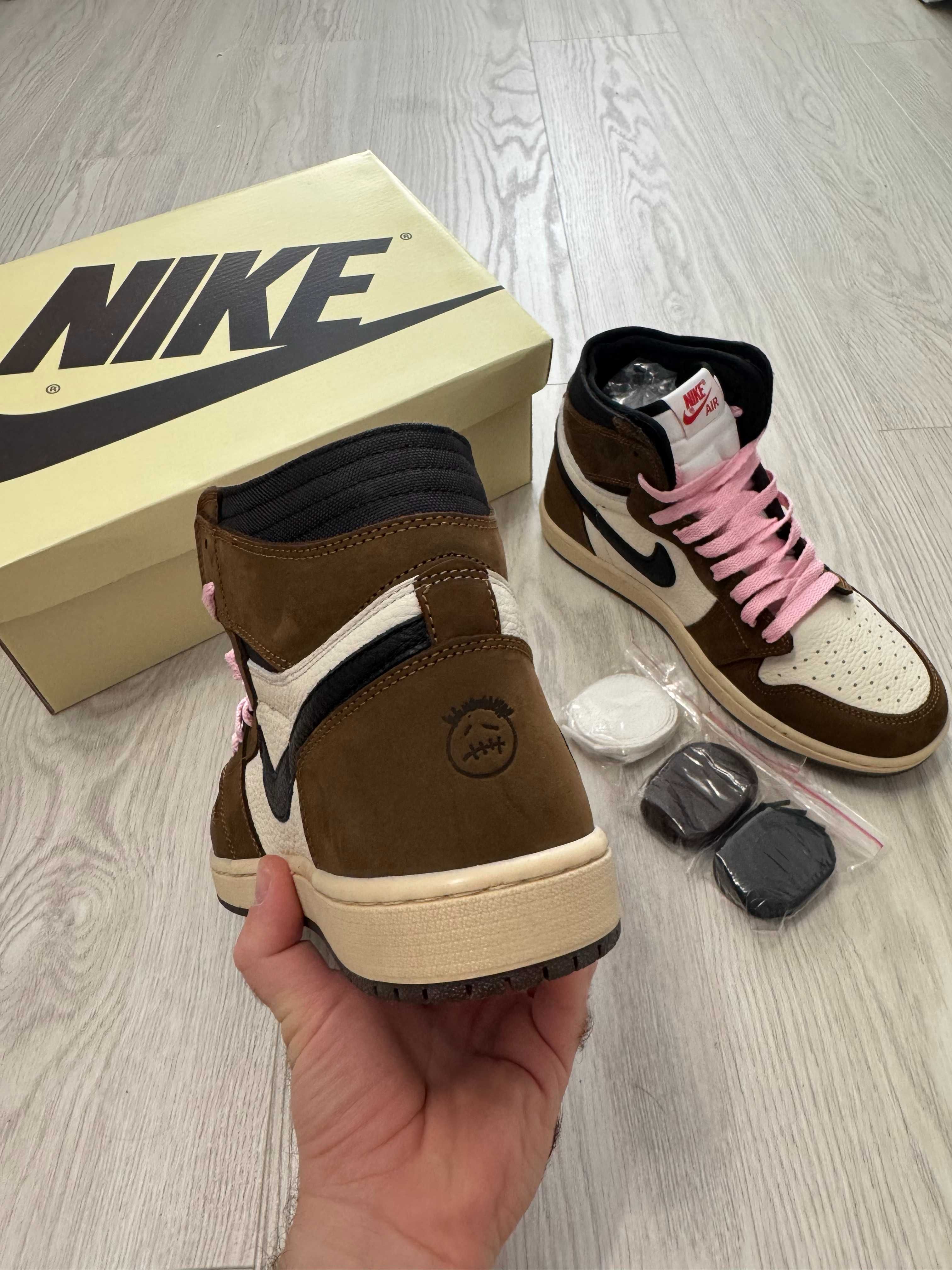 Adidasi Jordan 1 High Reverse Mocha × Travis Scott I PREMIUM NOI