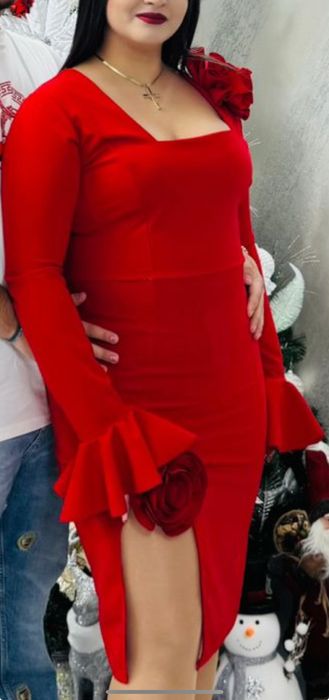 Rochie Roșie cu Trandafiri