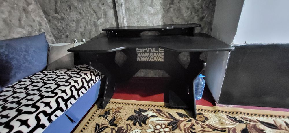 Продам  компьютерный стол с креслом