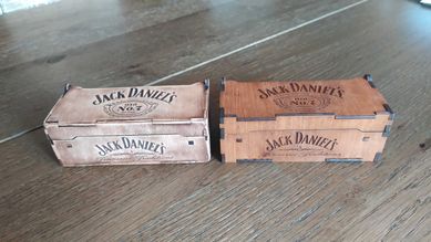 Лазерно изрязана декоративна кутийка за уиски Jack Daniels 50ml