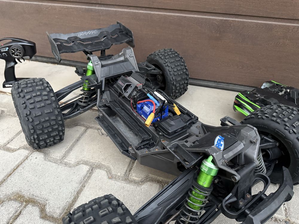 Traxxas XRT с две батерии и зарядно