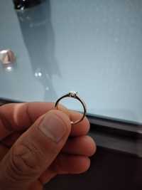Кольцо с бриллиантом