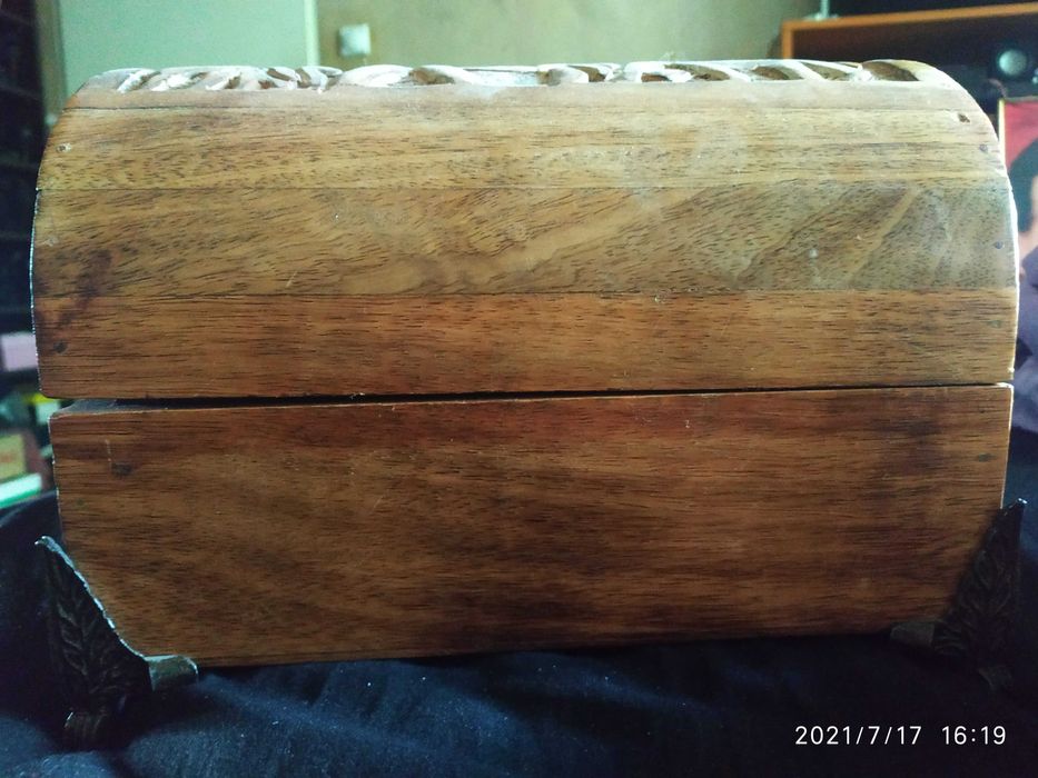 Стилен дървен органайзер за бижута