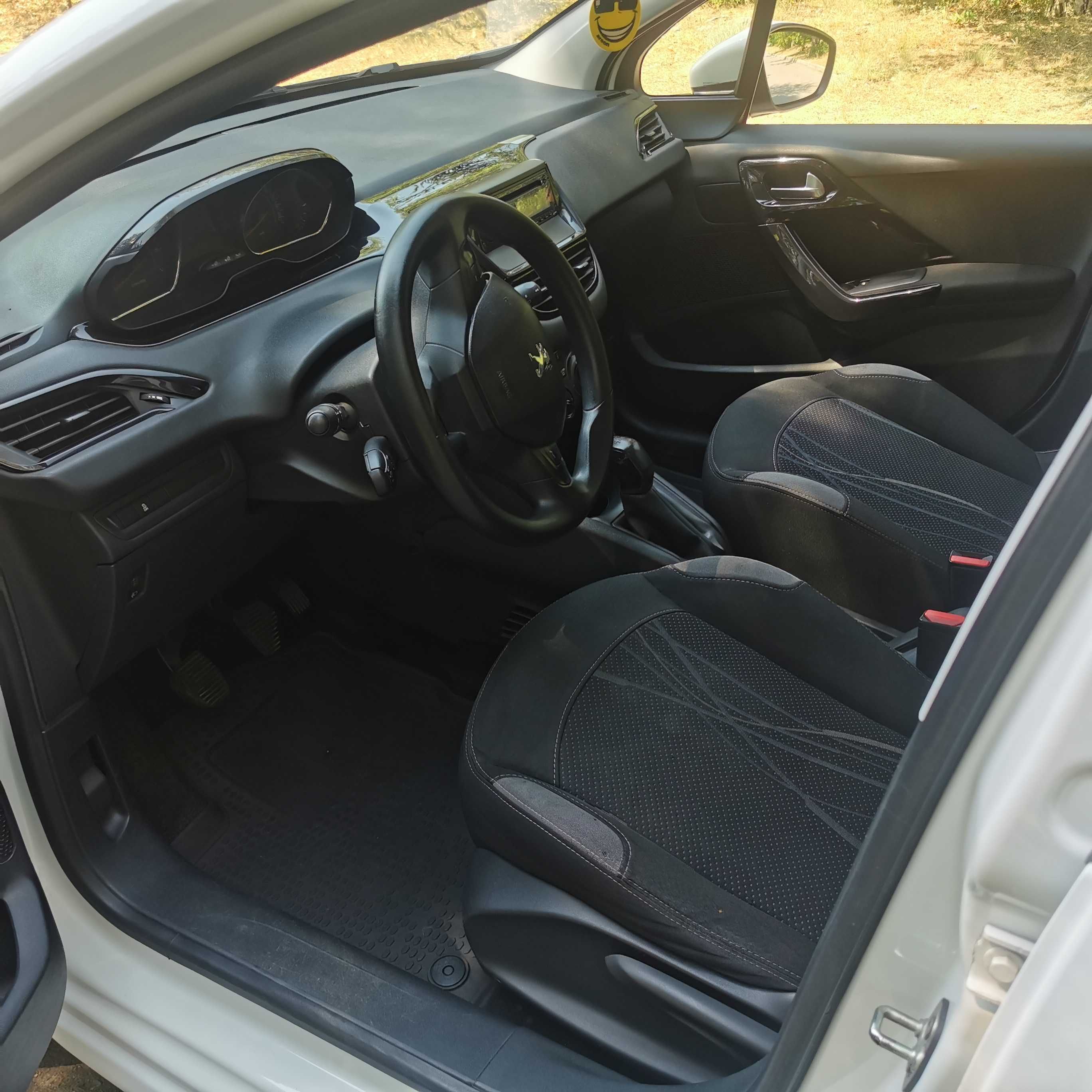 Peugeot 208, 2014 За витрина