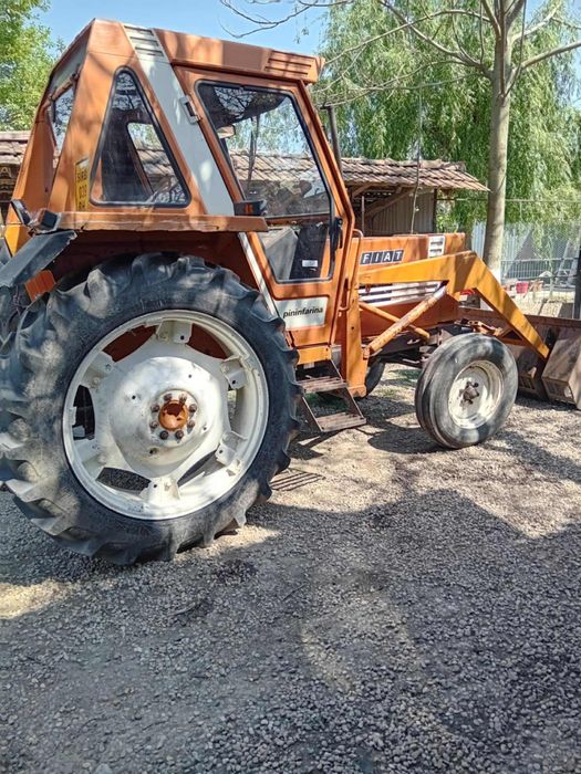 Vand fiat 780 cu incarcator frontal.