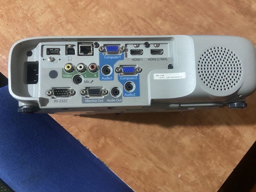 EPSON proyektor sotiladi