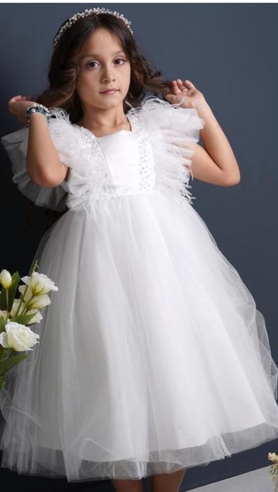 Продам нарядные платья для девочек