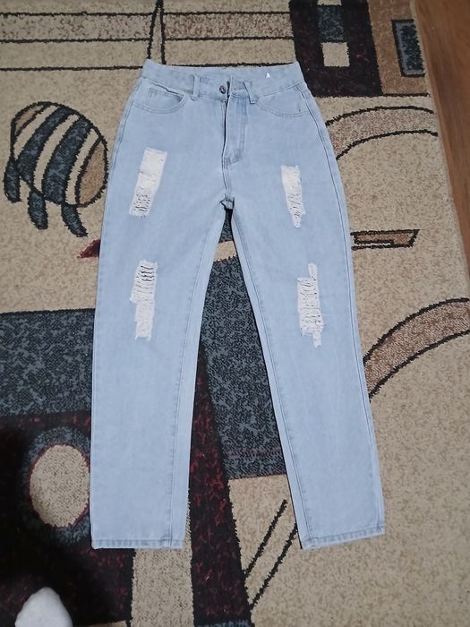 Blugi cu talie înaltă