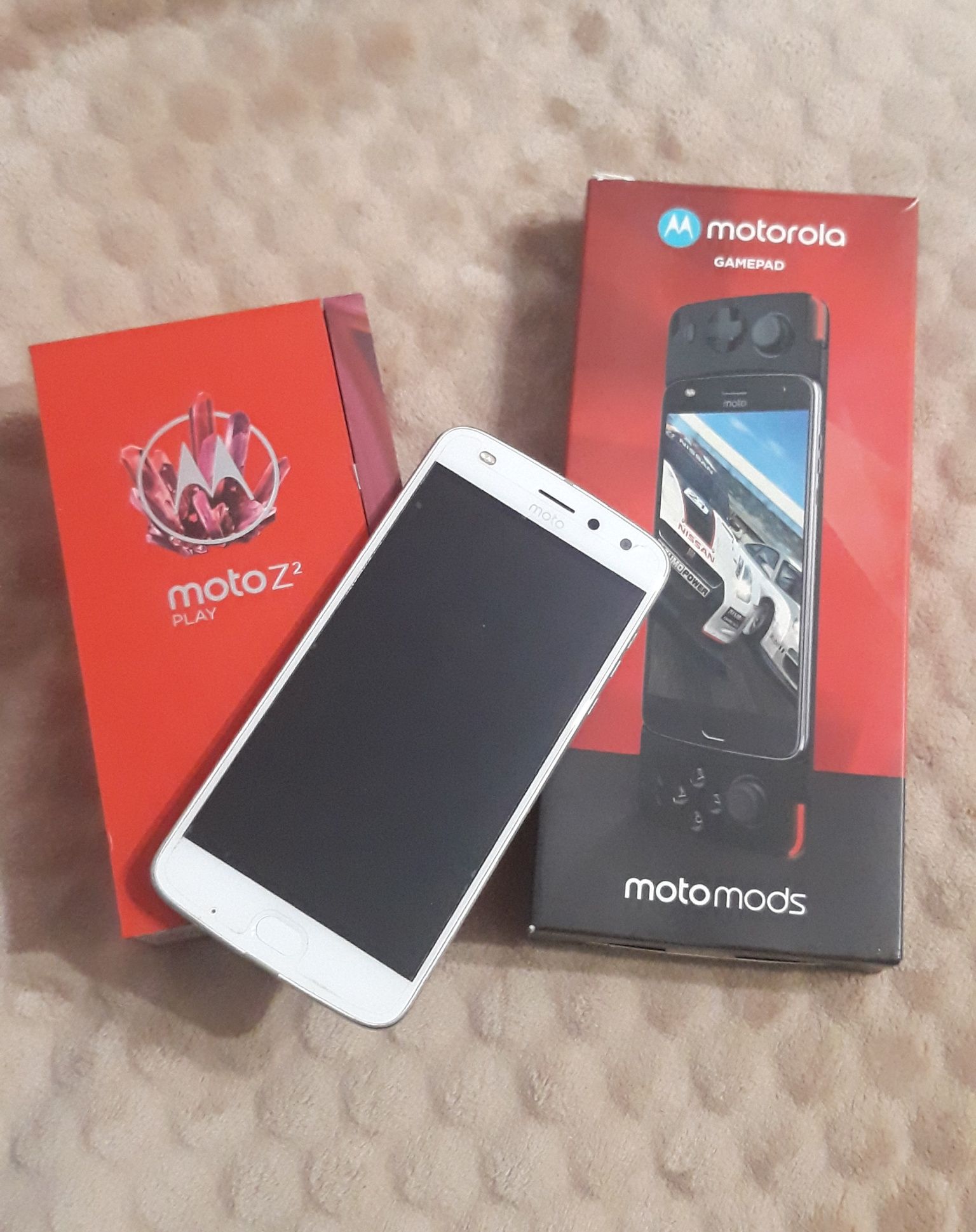 Геймърски Motorola Z2 Play  и  Геймпад,допълнително гръбче и подарък