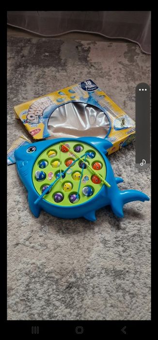 Jucărie pescuiește peștii