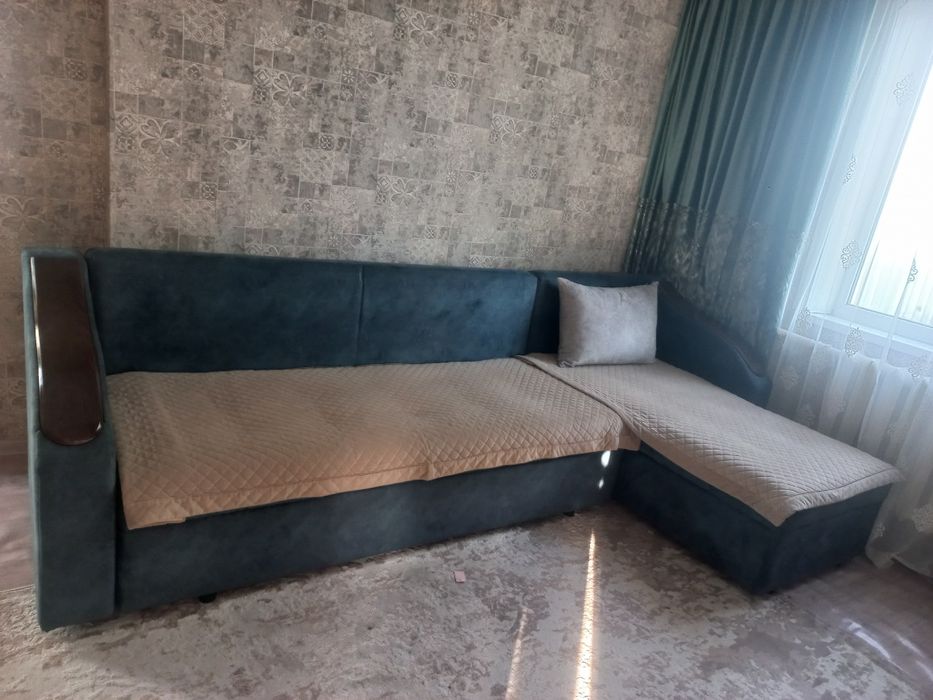 Продам диван угловой почти новый , покупали год назад