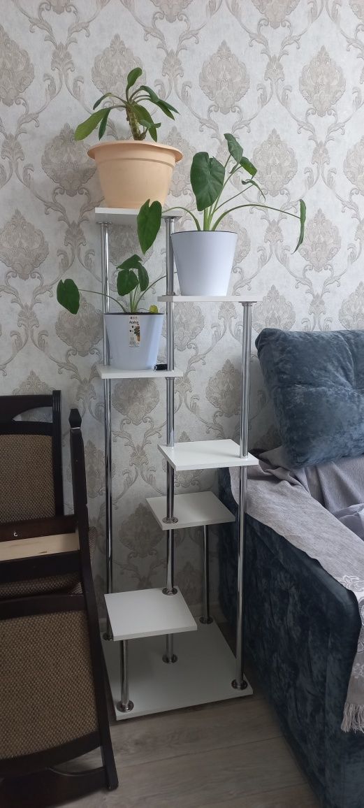 Полка для цветов в отличном состояний новая