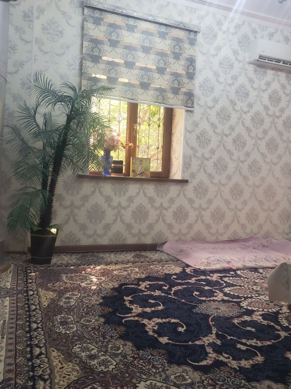 Продаётся 4 комнатная кв в чирчике на Навои рядом с 9 школой