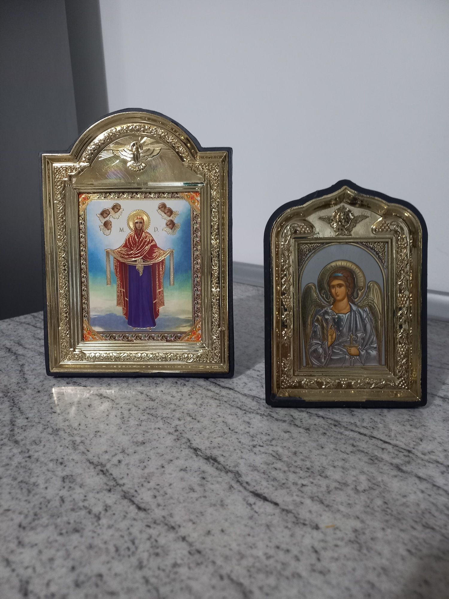 Vand doua icoane cu postament noi fara eticheta