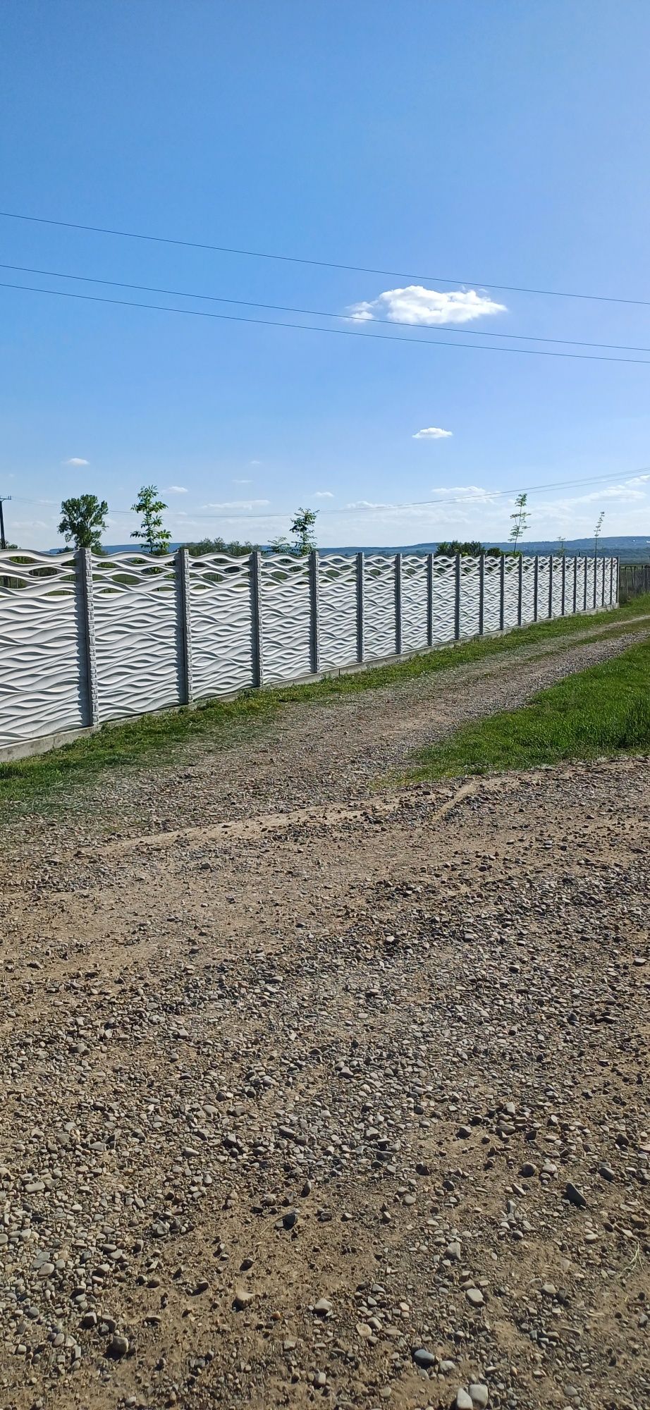 Gard din beton plăci și stâlpi.