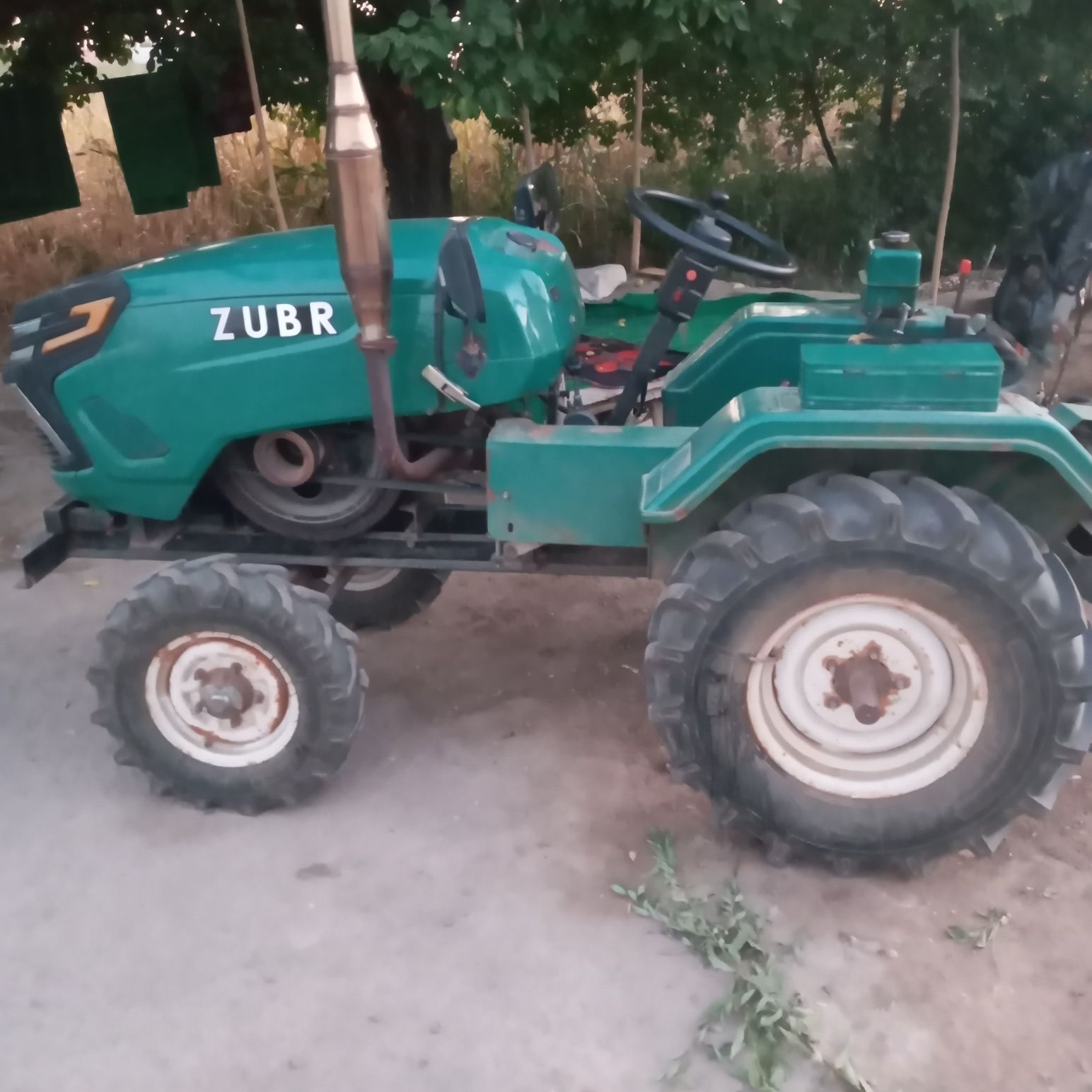 Mini Traktor ZUBR brendi