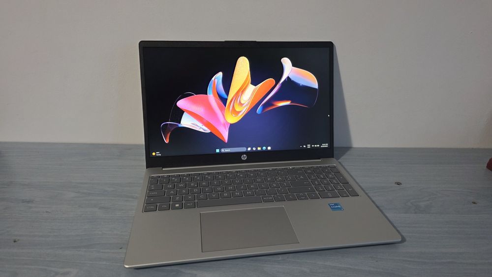 Laptop HP I3 gen 13, NOU