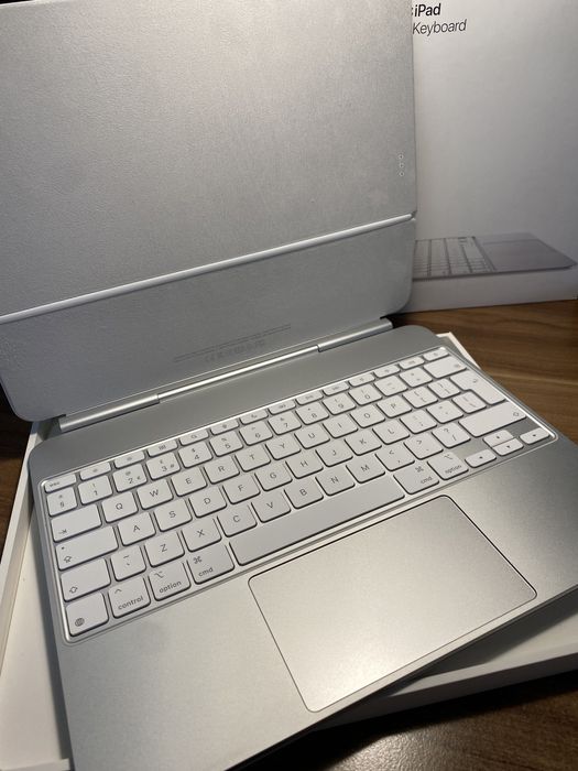 Magic Keyboard White British iPad Pro 13 - inch / Nouă originală |