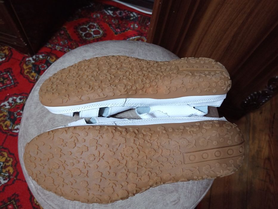 Аёллар сандали сотилади