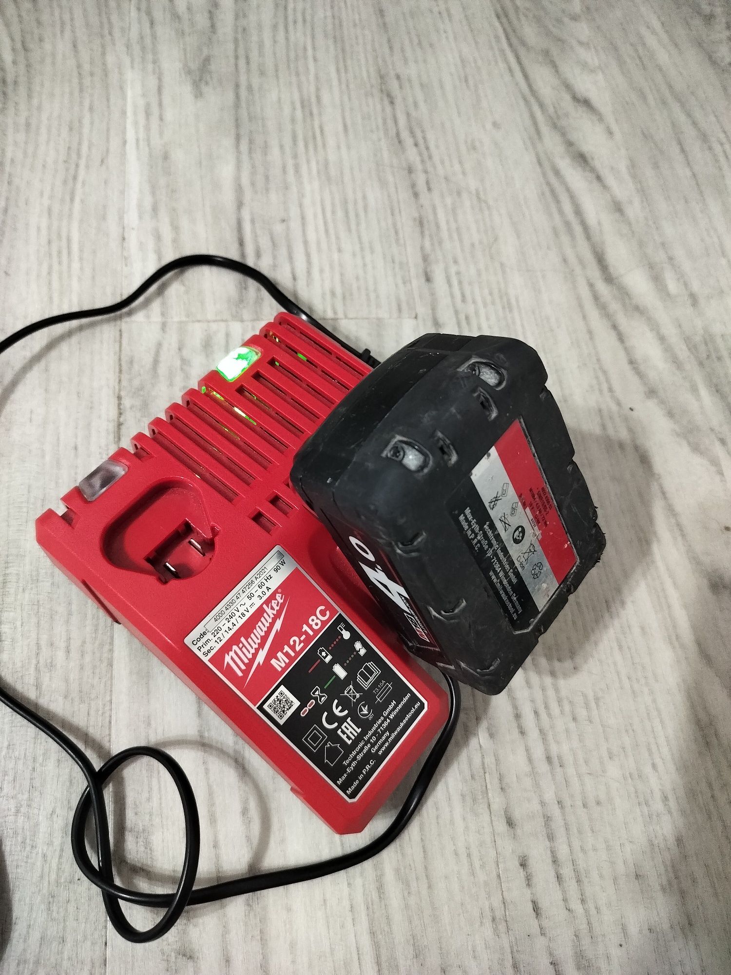 Încărcător și acumulator milwaukee