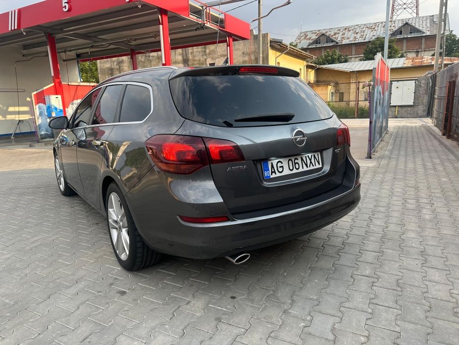 Opel Astra J 2011