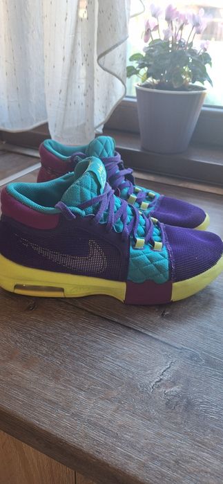 Vând pantofi baschet/volei/handbal Nike