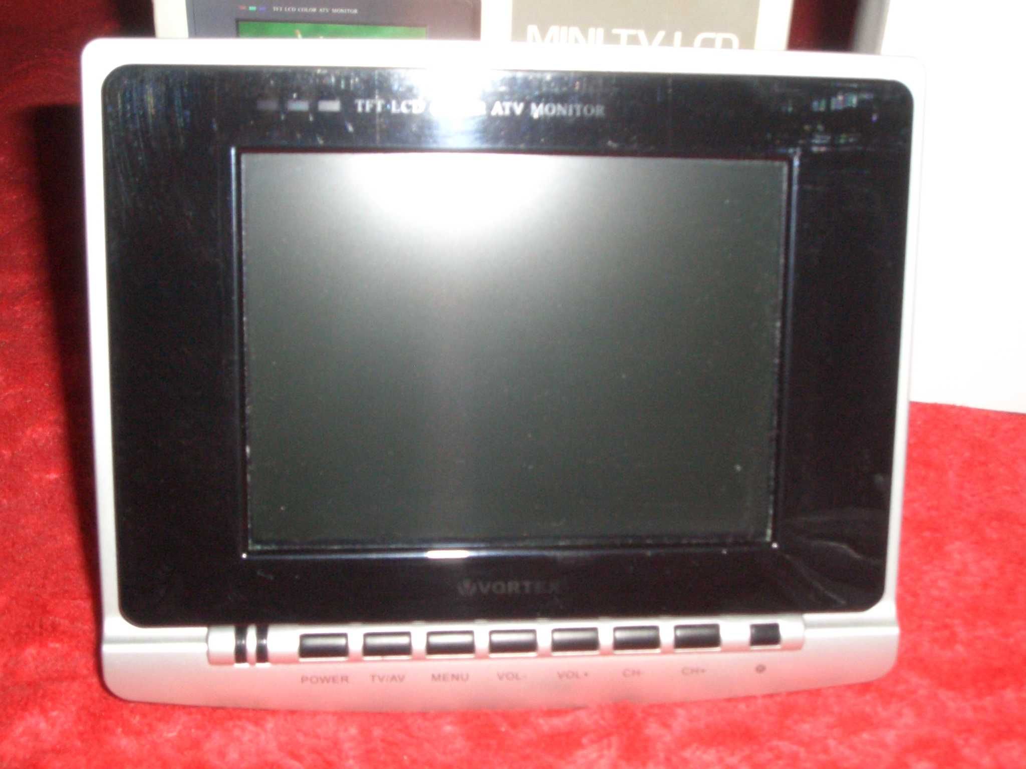 Televizor LCD Portabil cu telecomanda color nou la cutie  schimb
