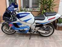 Vând motocicleta Suzuki
