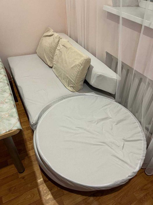 Два дивана вместе с подушками