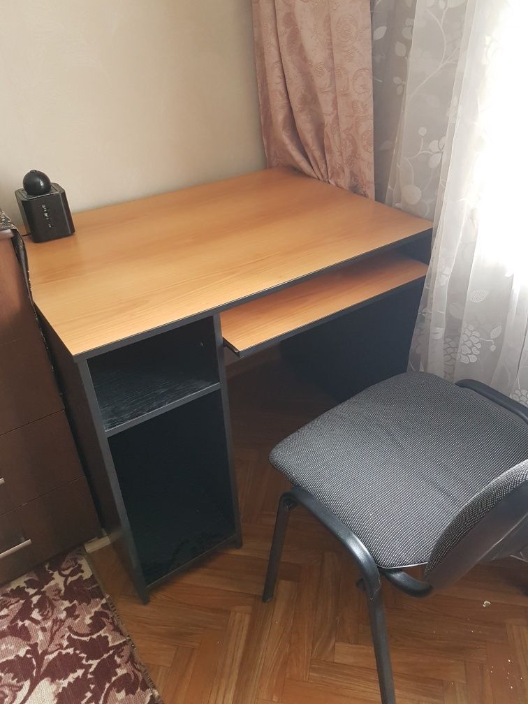 Продам б у компьютерный стол