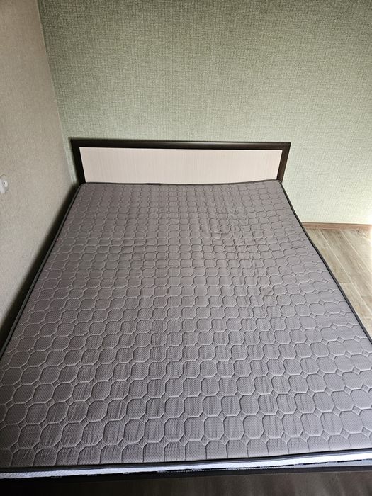 Продам кровать двуспальную с матрацем