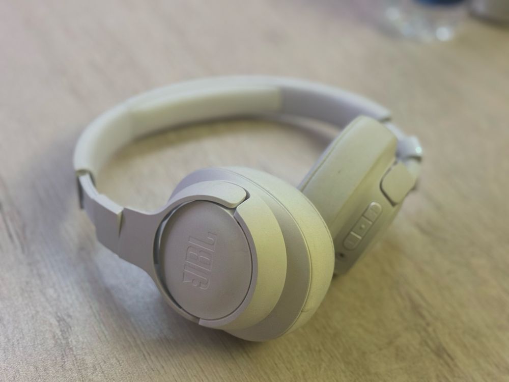 наушники JBL 520 tune и наушники HUAWEI freebuds 4i вместе с чехлом