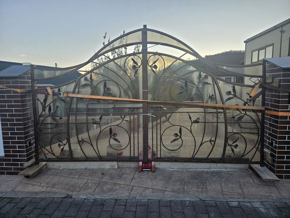 Porți si gard din fier forjat cu model si deosebit