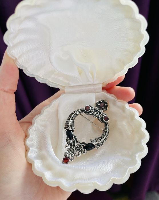 Brosa argint granate si marcasite