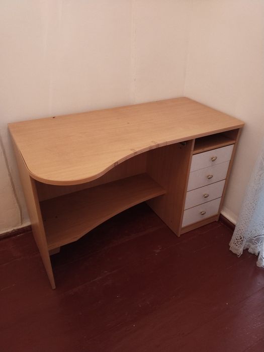 Продам стол с полками