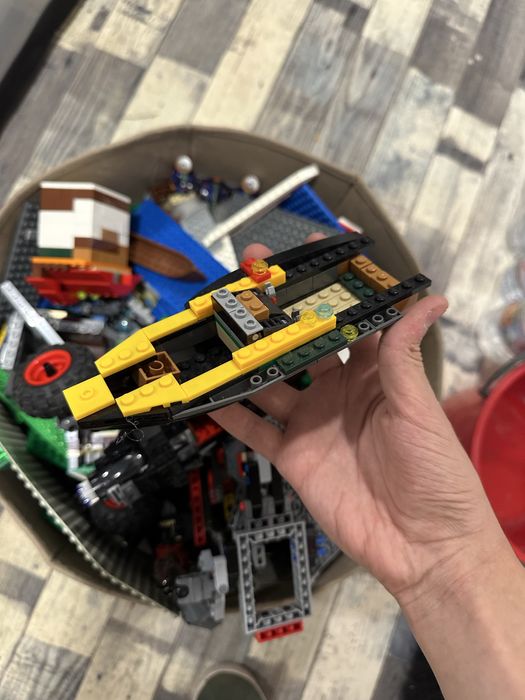 Огромен кашон, пълен с оригинално LEGO