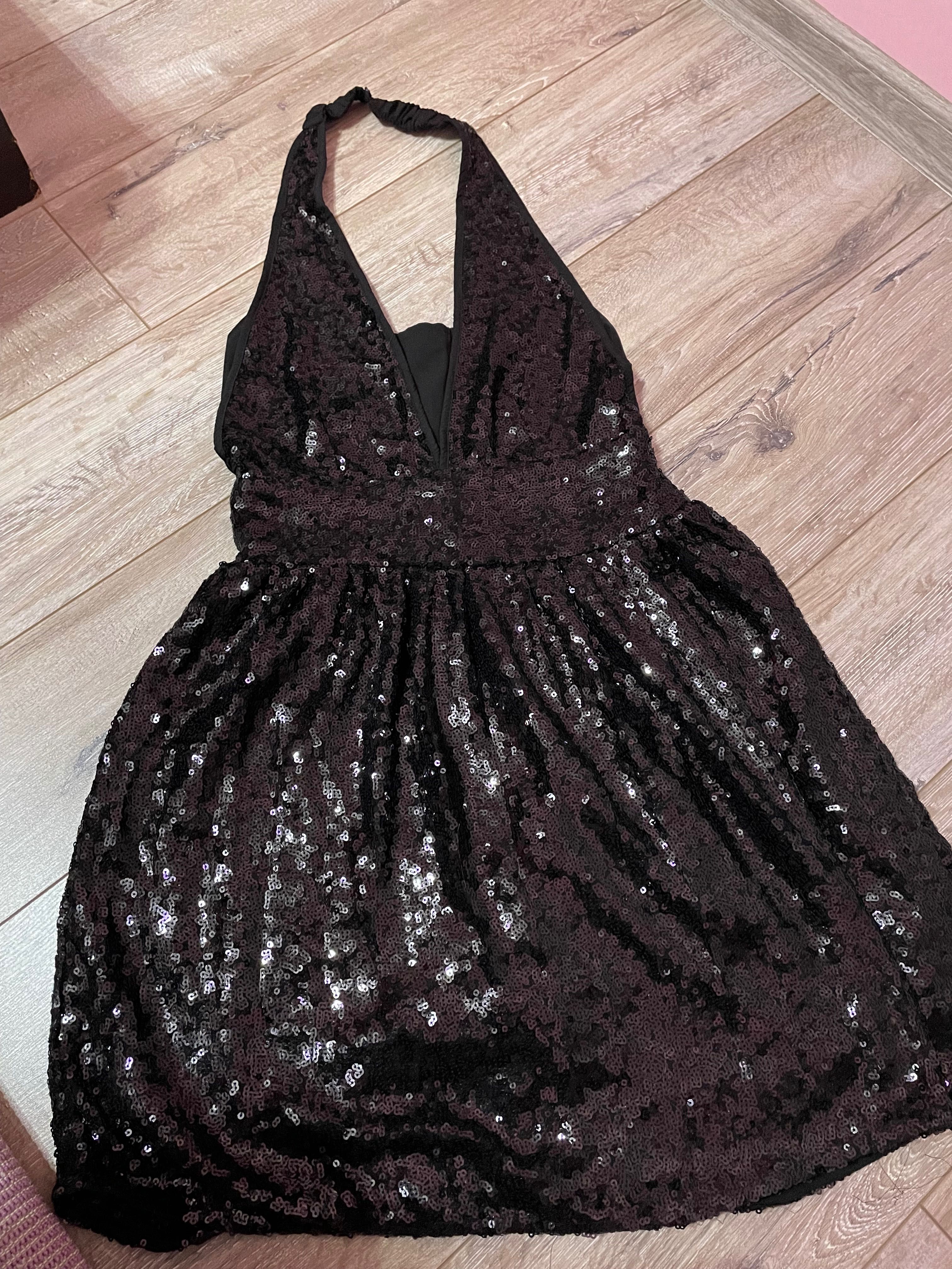 Черна къса рокля с пайети