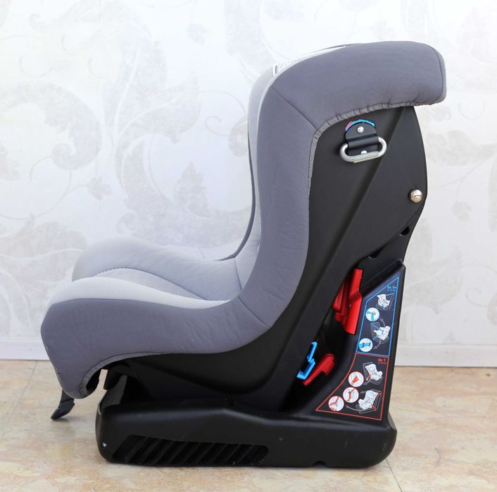 Детско столче за кола Chicco, което е подходящо за деца от 0 до 18 кг.