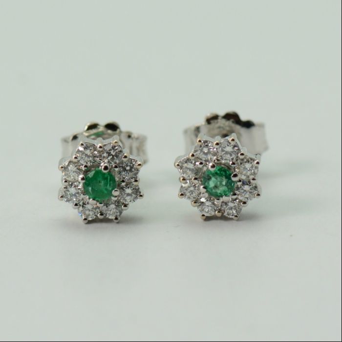 Cercei aur alb 18k cu smaralde si diamante cod 7469