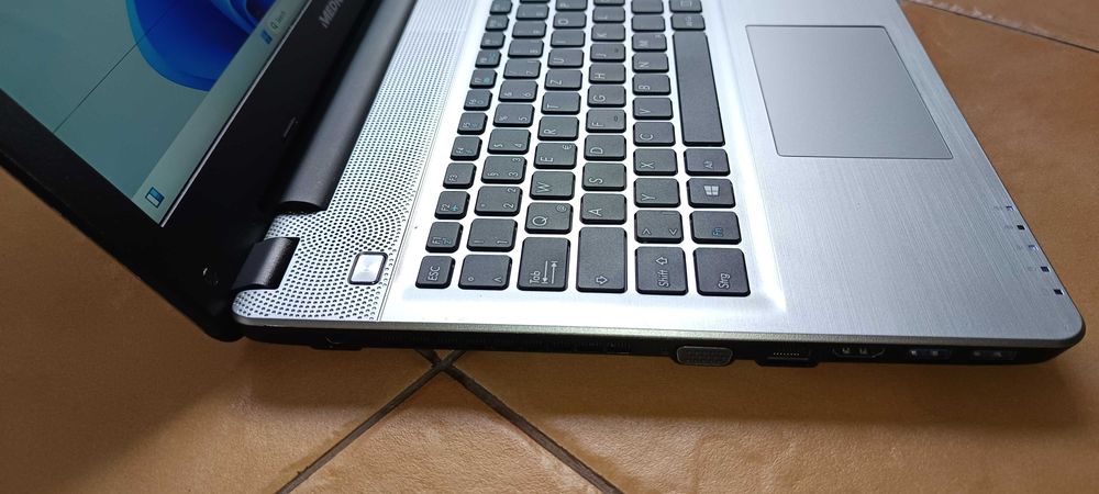Laptop Medion Akoya I5 6267u Ram 8G 15.9 inch 40Cm SSD