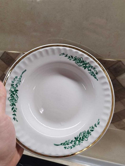 Три бели порцеланови сервиза за хранене