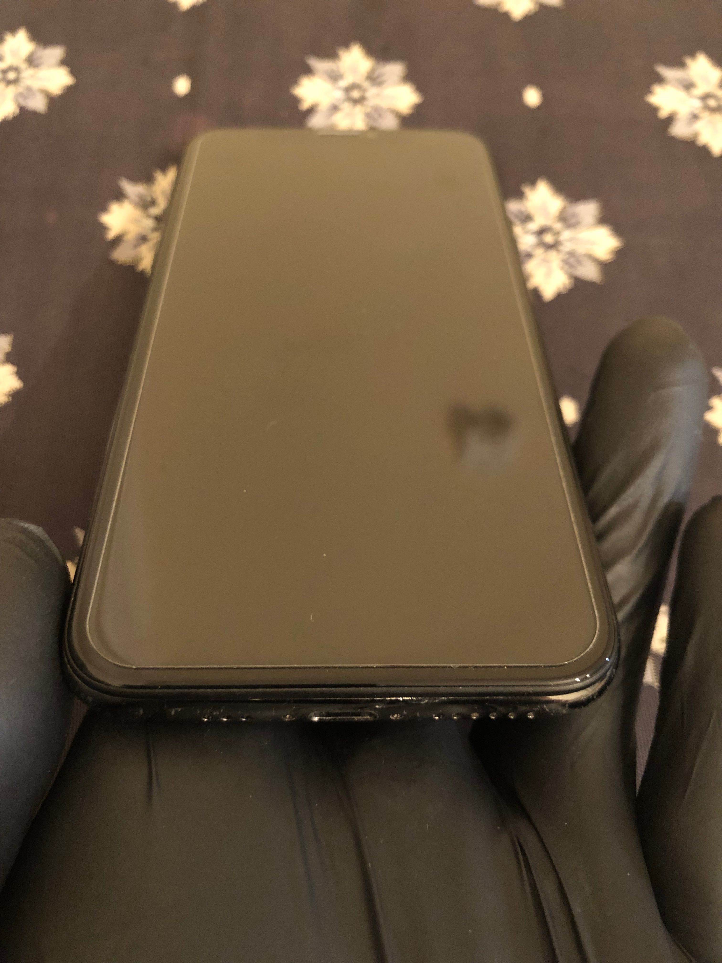 Продавам черен iPhone XS 256GB.
