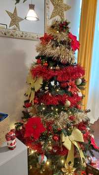 Brad de Crăciun cu decorațiuni