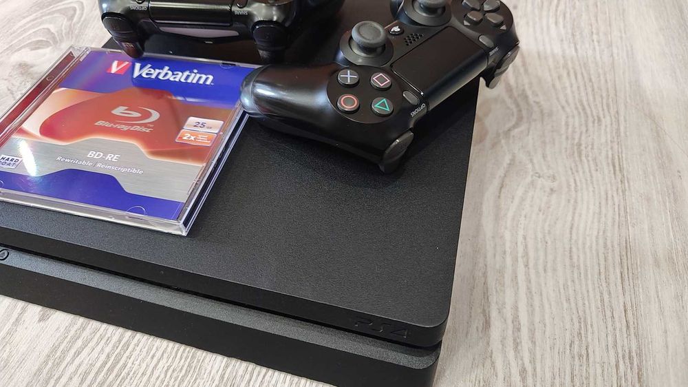 PlayStation 4 Slim Modat 1Tb +2 controllere +20 jocuri.