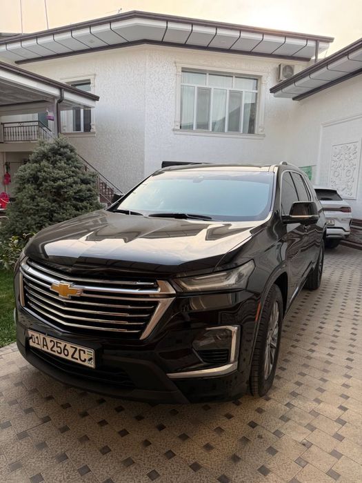 Travers premier 2023-yil qora rang toza